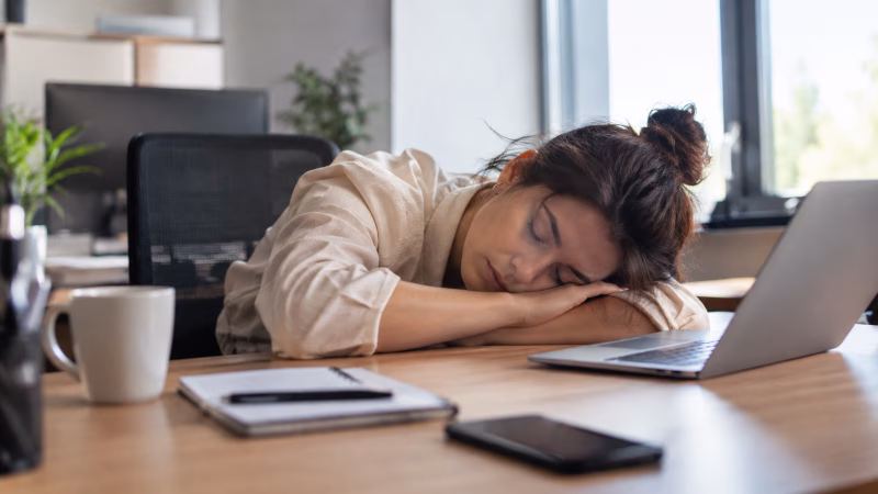 Siestas largas en la oficina: señal de alerta para pymes y cómo actuar